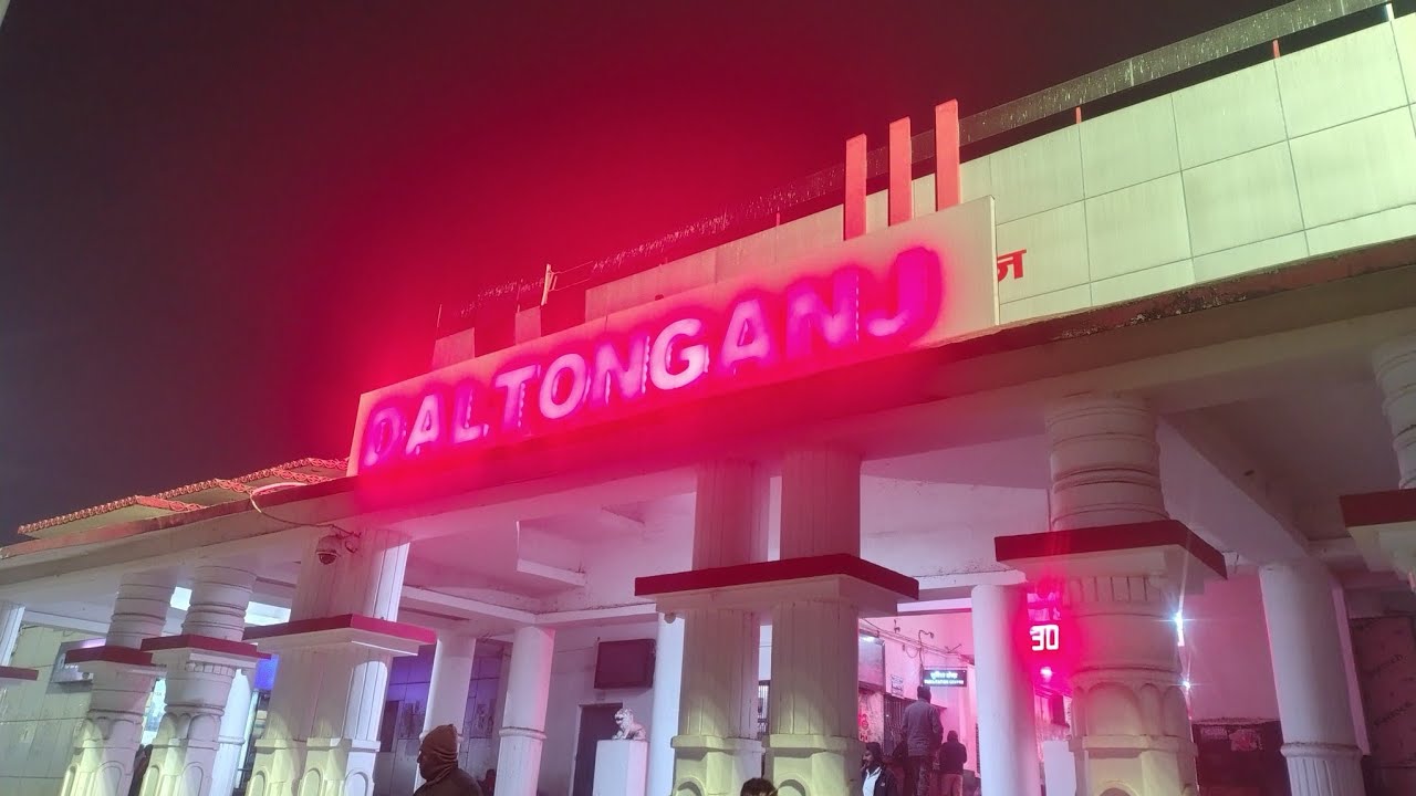 DTO railway station m msti time kahin bhi jaane ke liye aap yahan se train pakad sakte hain