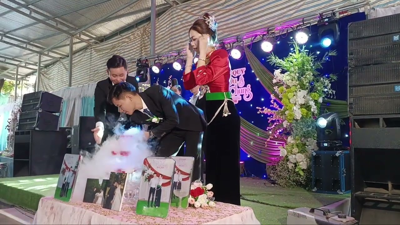 Mơi pi nọng tỏn le phua mía hoàng sỏm chốm khươi nớ 