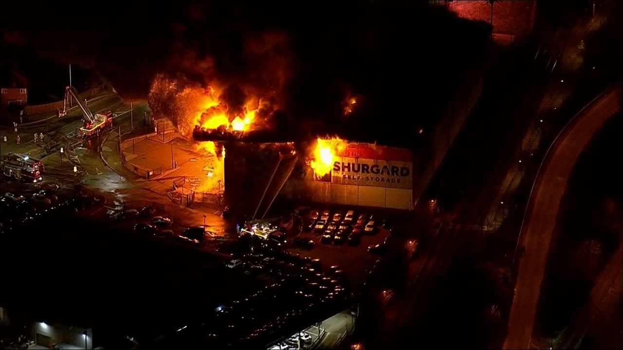 Storage warehouse fire (UK) - BBC News - 2nd January 2019