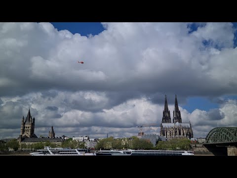 Rettungseinsatz in Köln - Person springt von der Hohenzollernbrücke in den Rhein