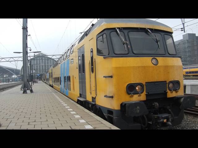 DD-AR 7877 + NS 1713 + 7446 vertrekt uit Station Amsterdam Centraal class=