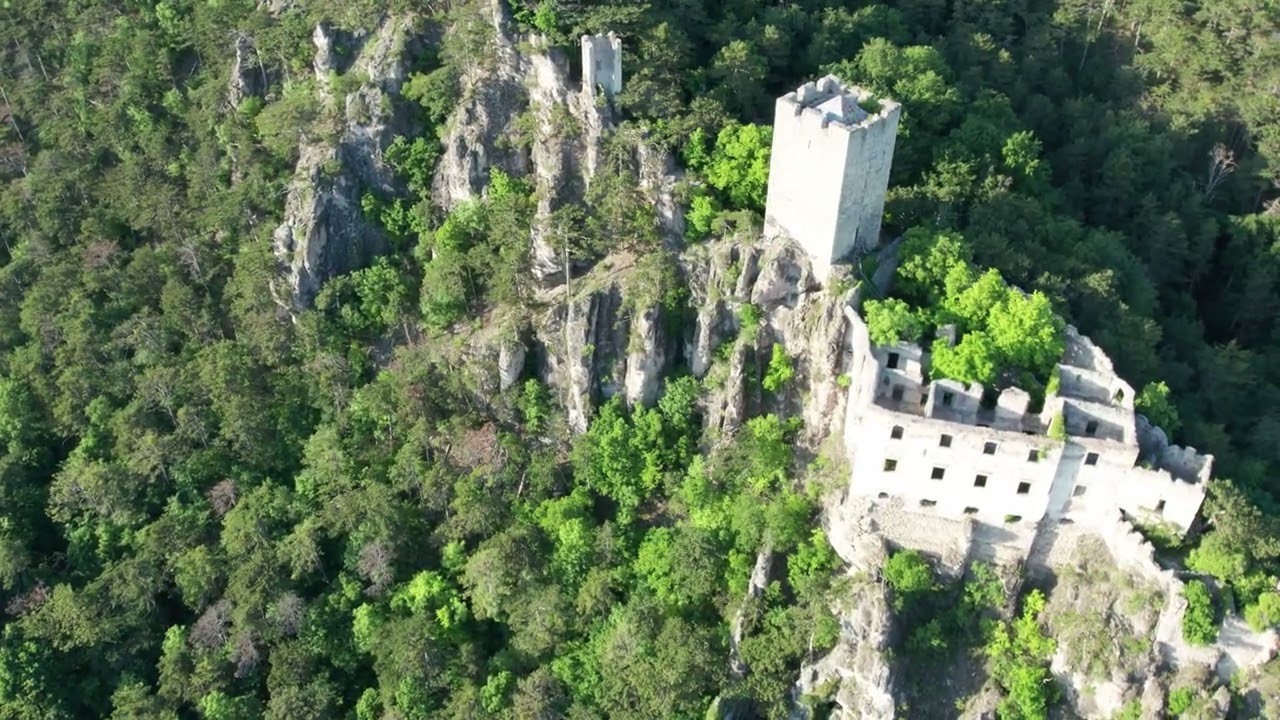 4K Drohnenaufnahmen der einsturzgefährdeten Burg Rauhenstein bei Baden/Wien