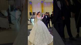 أهضم عروسين نزلو يرقصو مع فرقة الدبكة والإمبراطور 😎 Groom and bride dance