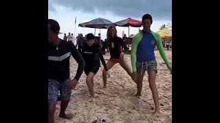 Çağla Şıkel, Ailesiyle Birlikte Çıktıkları Bali Tatilinden Eğlenceli Anlarını Paylaştı.