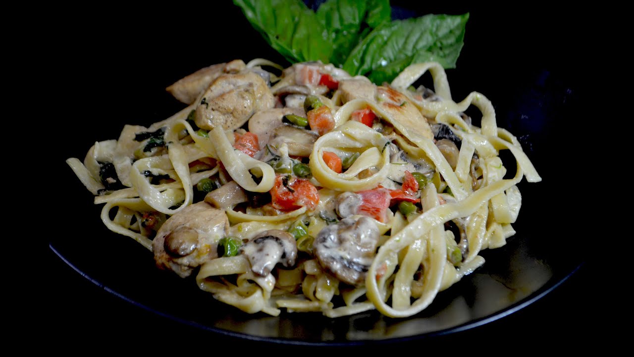 Pasta fettuccine con salsa alfredo pollo y hongos