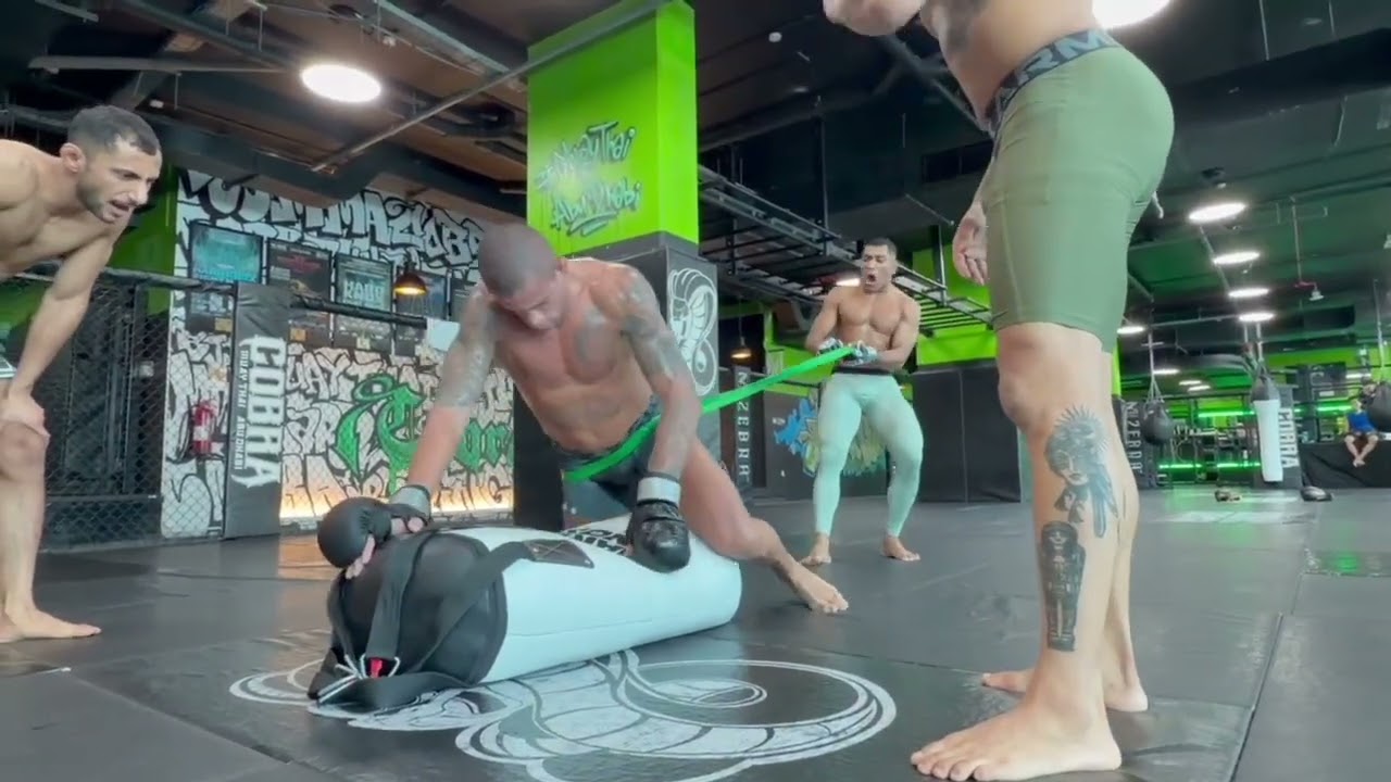 Treino intenso de MMA, duas semanas antes da luta. 