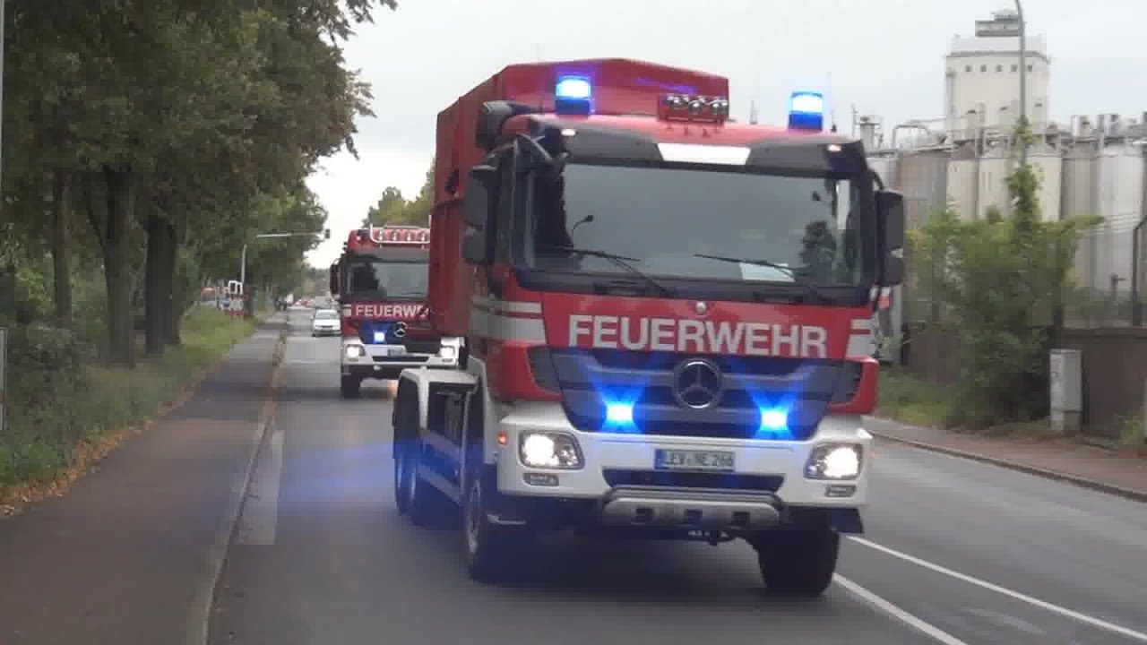 Einsatzfahrten Großbrand Düngemittelfabrik Krefeld  -  Einsatzkräfte im Großeinsatz Teil 1