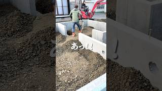 基礎工事☻埋め戻しの砕石を一輪車で、入れます！バックホウとの連携が肝 #岩手 #家づくり #注文住宅 #基礎工事 #工務店