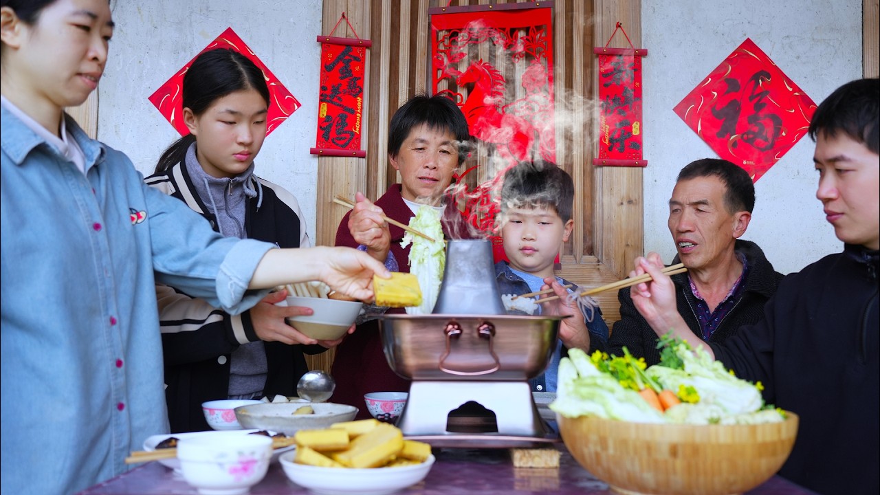 Бабушка готовит приправу для хотпота из говяжьего жира, вся семья ест богатый морской хотпот!