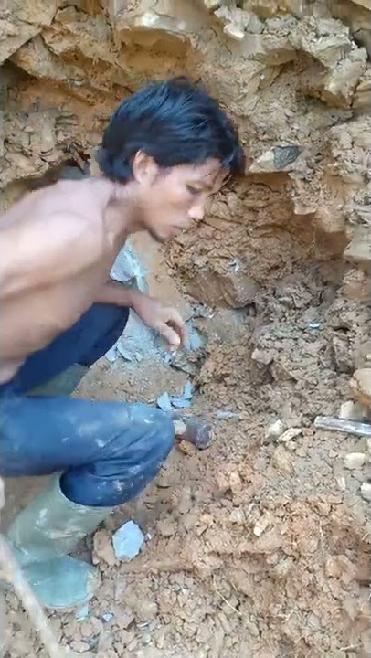 Proses pengambilan bahan baku utk di jadikan batu asah seperti ini lah proses nya kak yuk kita simak