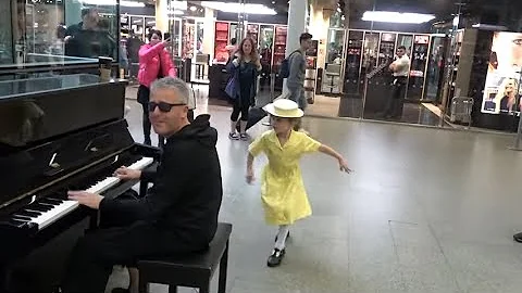 Tiny Dancer Astonishes Street Pianist With Her Mov...