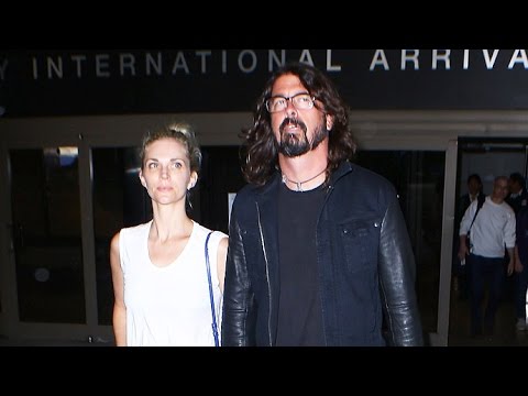 Video: Dave Grohl Thamani Net: Wiki, Ndoa, Familia, Harusi, Mshahara, Ndugu