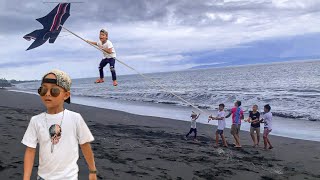 Astaga Rama di Terbangin Layang Layang di Pantai