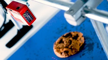 Dynamic reference sensor for the detection of shiny, flat and partially transparent objects