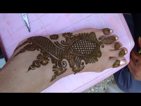 beautifull mehndi design for foot