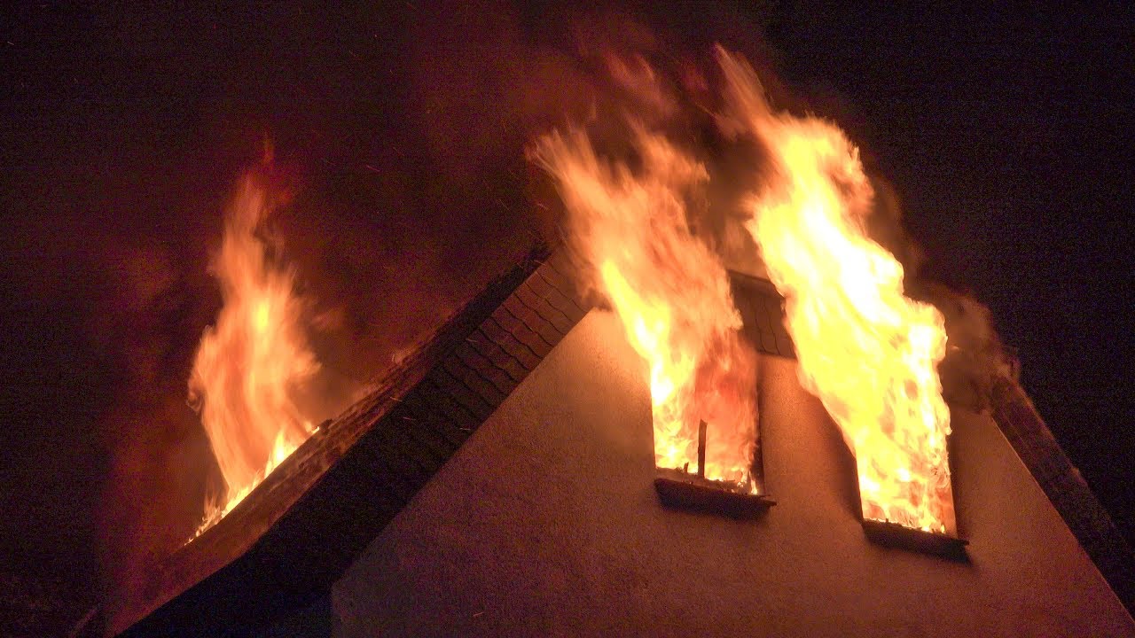 [FLASHOVER BEI DACHSTUHLBRAND] - Dachgeschoss von Flüchtlingsunterkunft im Vollbrand ~ Großalarm -