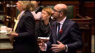 Actua-Nieuws: Jong-Socialisten verstoren vragenuurtje met strooifolders