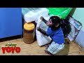 YoYo JR helps dad takes diaper for sister