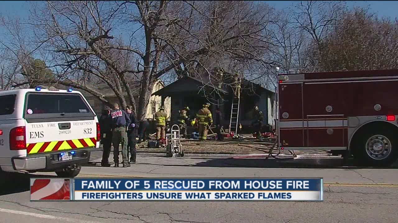 Family Of Five Rescued From West Tulsa House Fire - YouTube