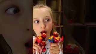 Polina juega con dulces