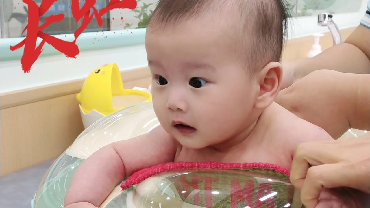 小小刘第一次下水 现在流行婴幼儿水育