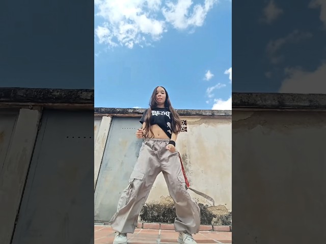 Acompaña a nuestra alumna en su clase de Urbano de hoy. 🎥✨ Desde el calentamiento hasta la coreo final, así es el ambie
