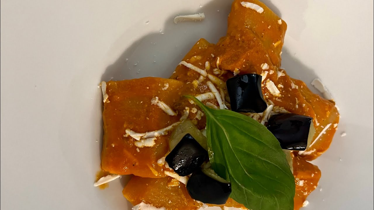 Paccheri con crema di melanzane fritte Paccheri with fried aubergine cream 帕切里配炸茄子奶油
