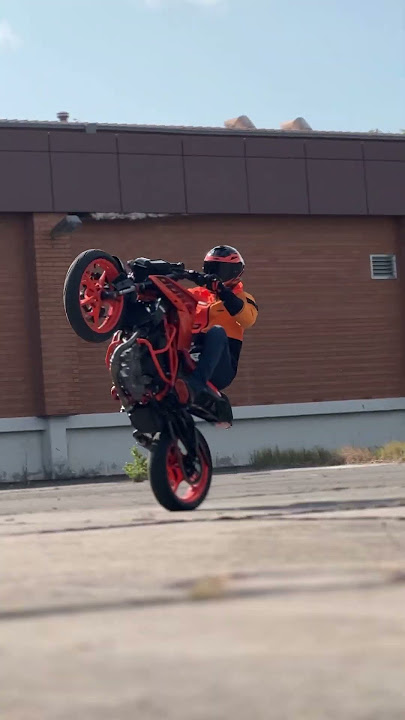 FIRST TRICKS 2024 KTM 125 DUKE #motorcycle #125duke #motorbike #stunt  #stuntriding #stoppie 