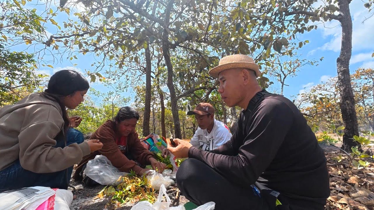 ພົບສາມຄົນຍ່າງລັດປ່າ40km//พบ 3 คนเดินลัดป่า 40 กิโลเมตร Dong Una