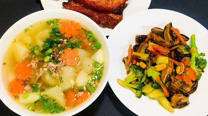 Nấu canh xương khoai tây, cà chua