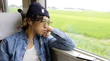 10年ぶりに帰郷したミュージシャン志望の青年は……！映画『群青色の、とおり道』予告編