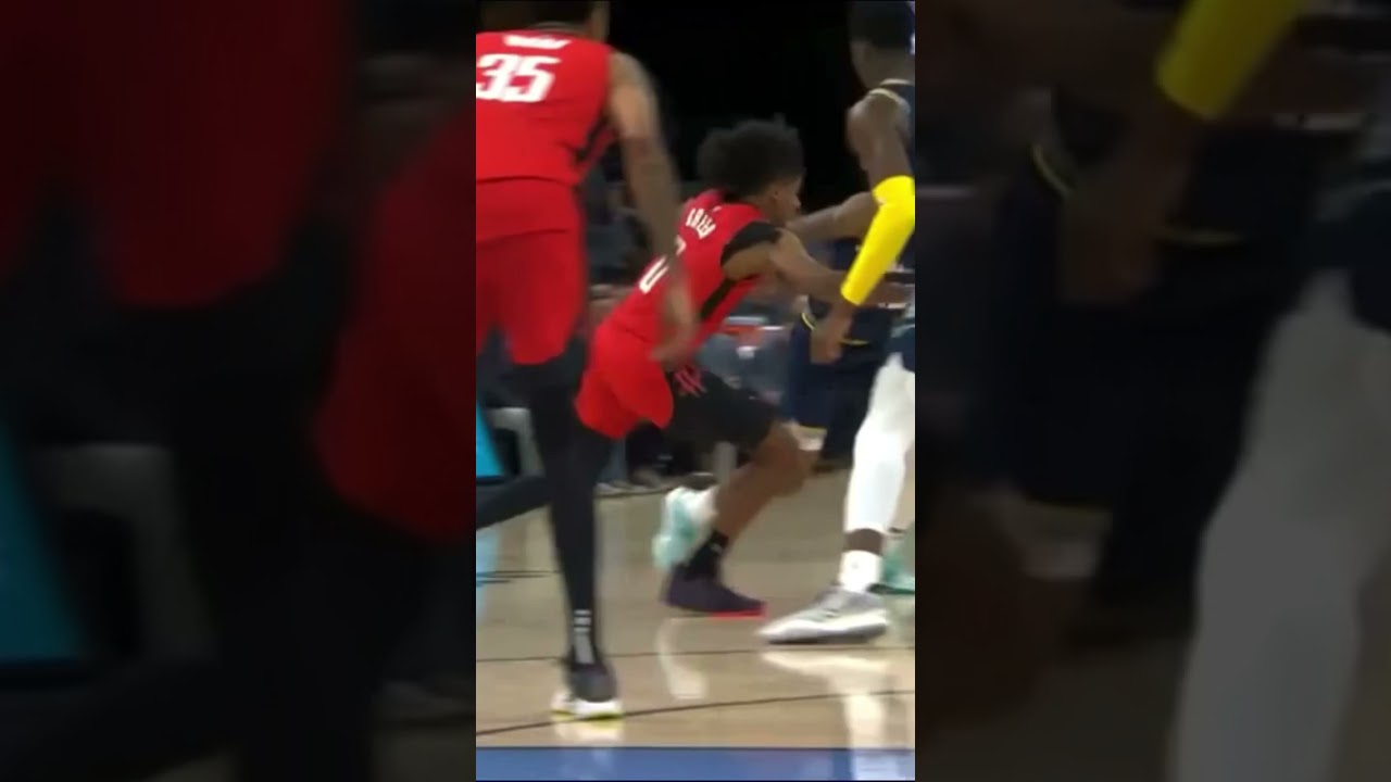 Ja Morant Makes A Crazy Layup 