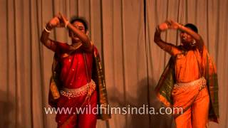 Lavani performance by Marathi dancers