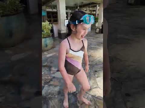 CUTE GIRLS GOES SWIMMING #shorts #hawaii #waikiki