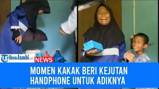 Momen Kakak Beri Kejutan Handphone Untuk Adiknya
