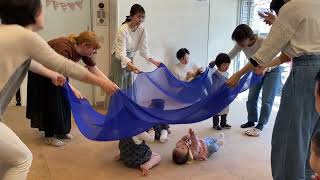 英語リトミック：スカーフ遊び