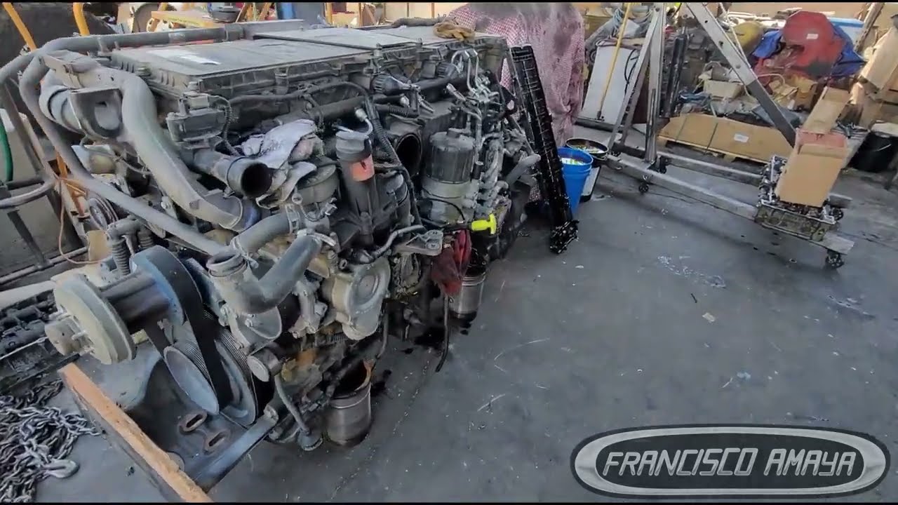 DD15 broken engine block connecting rod out broken bearings low oil