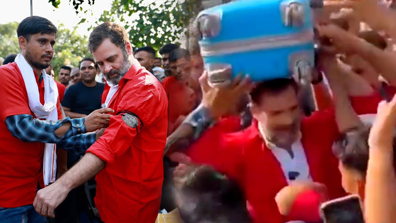 Rahul Gandhi Became a Coolie today at Delhi's Anand Vihar Railway Station |  NewsGlitz Telugu - YouTube