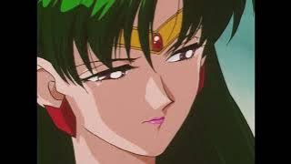 Sailor Pluto aparece con talismanes, detiene el tiempo, reaparece con Hotaru