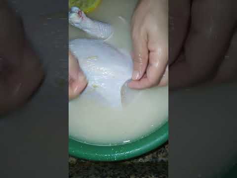 تنقية الدجاج بالليمون والملح وسكنجبير والطحين كيولي كيشعل وكتحيد ليه الزفورية