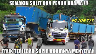 GAGAL TOTAL !!! Sopir Akhirnya Menyerah, Menit Menit Truk Trailer Terjebak di Sitinjau Lauik