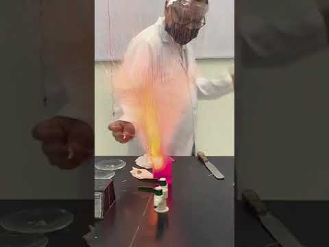 Video: ¿El bromobenceno reacciona con el nitrato de plata?