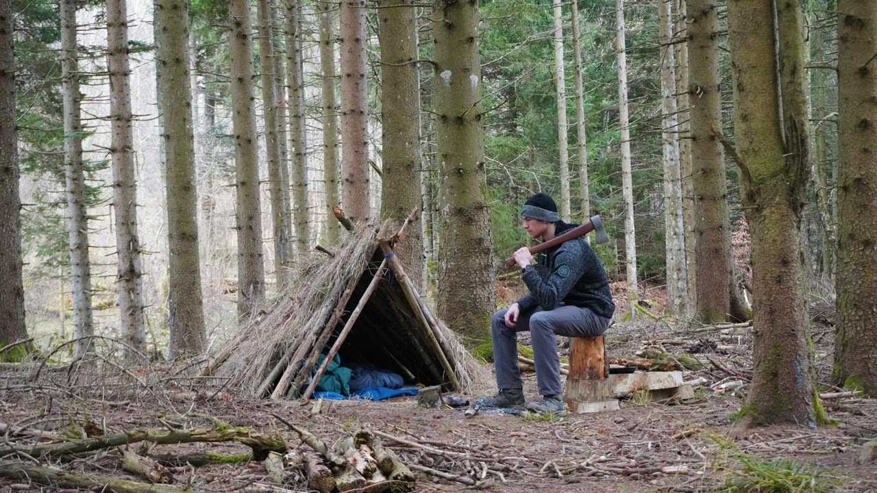How to Make a Simple Survival Shelter - Warm Winter Bushcraft Overnight ...