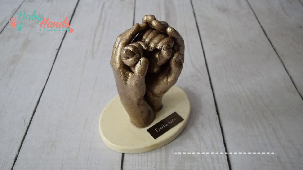 Escultura manos de la familia 