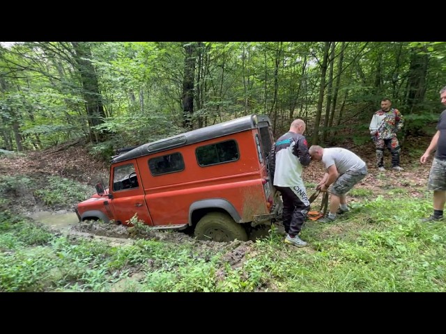 Zapadli jsme v bahně a utíkali před vosami zaplavenými tunely. Offroad v údolí Topolog 🐻