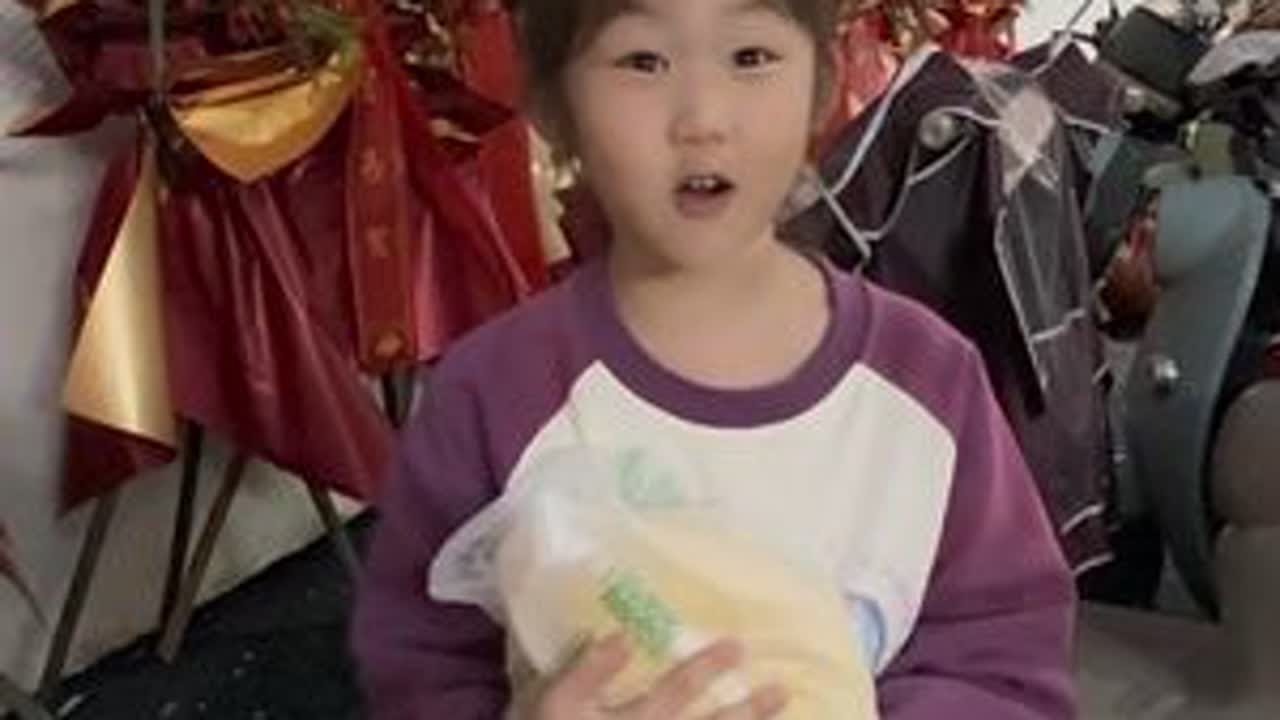 花三块钱买了一个柚子，奶糖说她馋的都要流口水了。