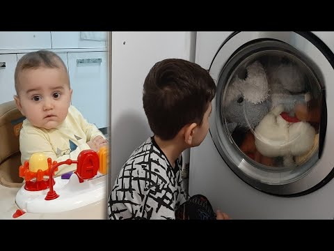 Yusuf emir ve efe oyuncakların hepsini çamaşır makinesinde yıkadı. çocuk videosu