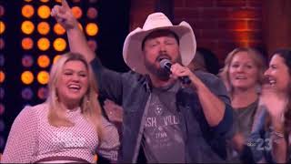 Garth Brooks & Kelly Clarkson sing 'Ain't Going Down Til The Sun Comes Up' Live Concert Performance