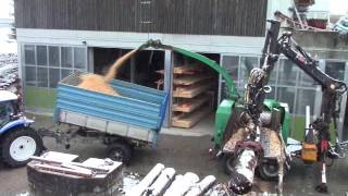 B&R portmann GmbH, Holzhacker JENZ 561 Z mit Traktor New Holland T8.390