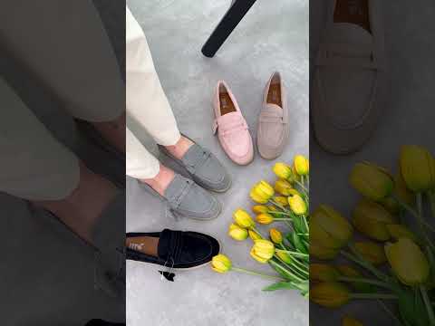 Класичні чорні замшеві лофери на бежевій підошві, видео 1